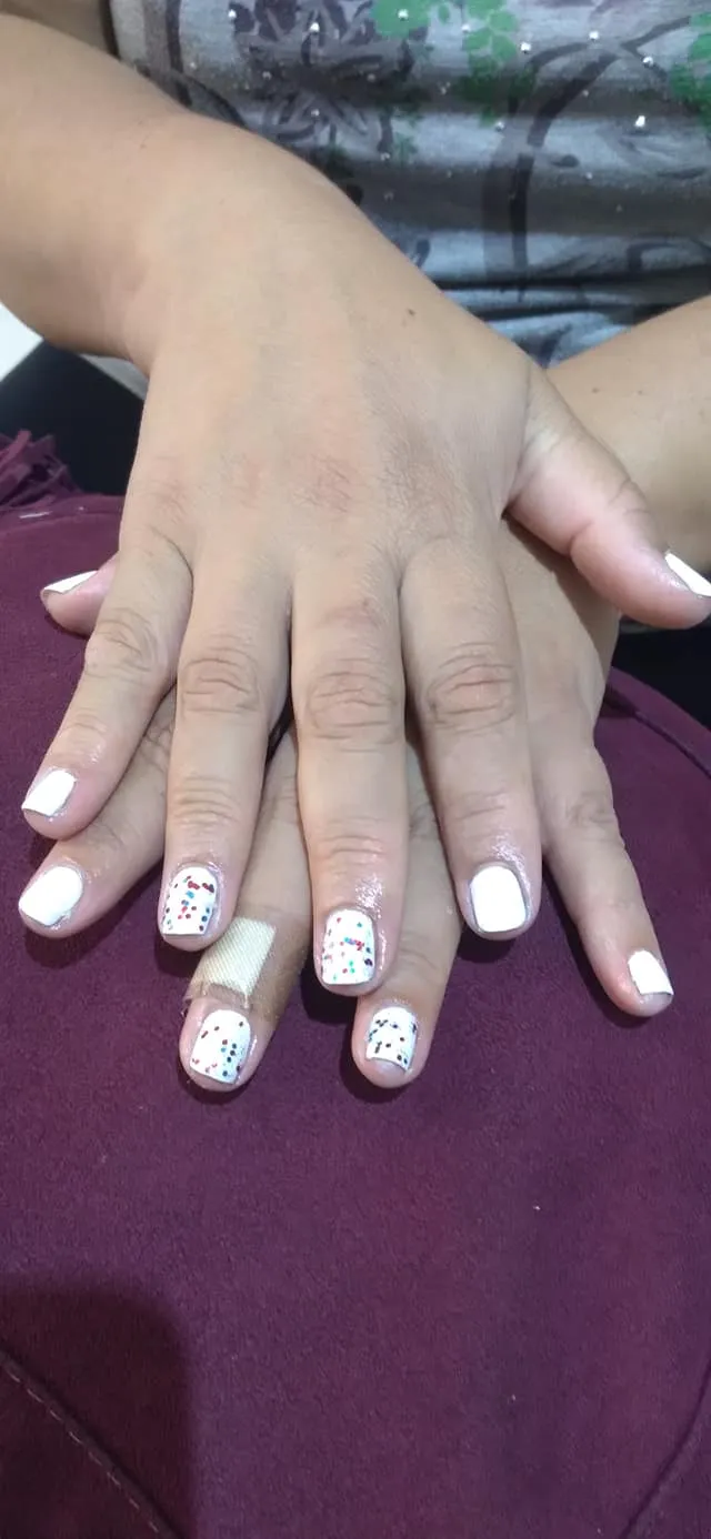 Las Chicas - Manicuría